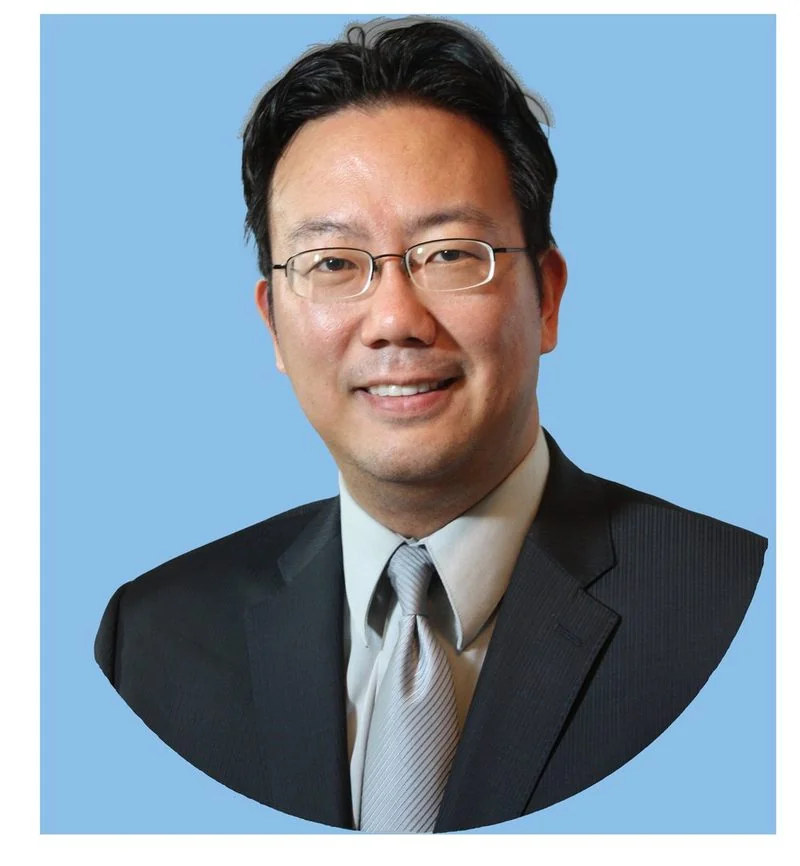 El Dr. Joseph Kim, DDS, en el consultorio
